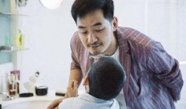 帅小伙实测网红吃瓜姿势,帅小伙实测带你领略潮流风采