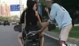 帅小伙实测网红吃瓜姿势,帅小伙实测带你领略潮流风采